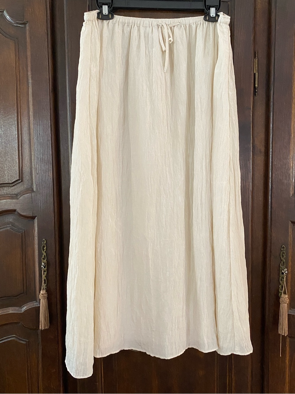 H&M crinkle ivory skirt L elastic waist w drawstring lined & like new condition